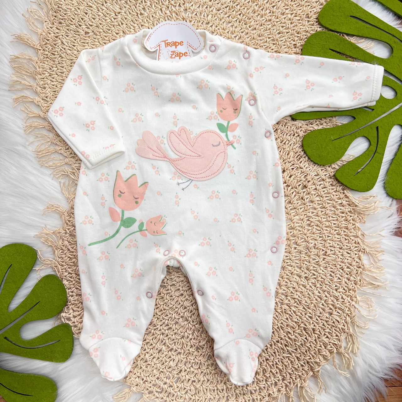 Macacão Malha Trape Zape - Passarinha com Flores - Off White e Rose